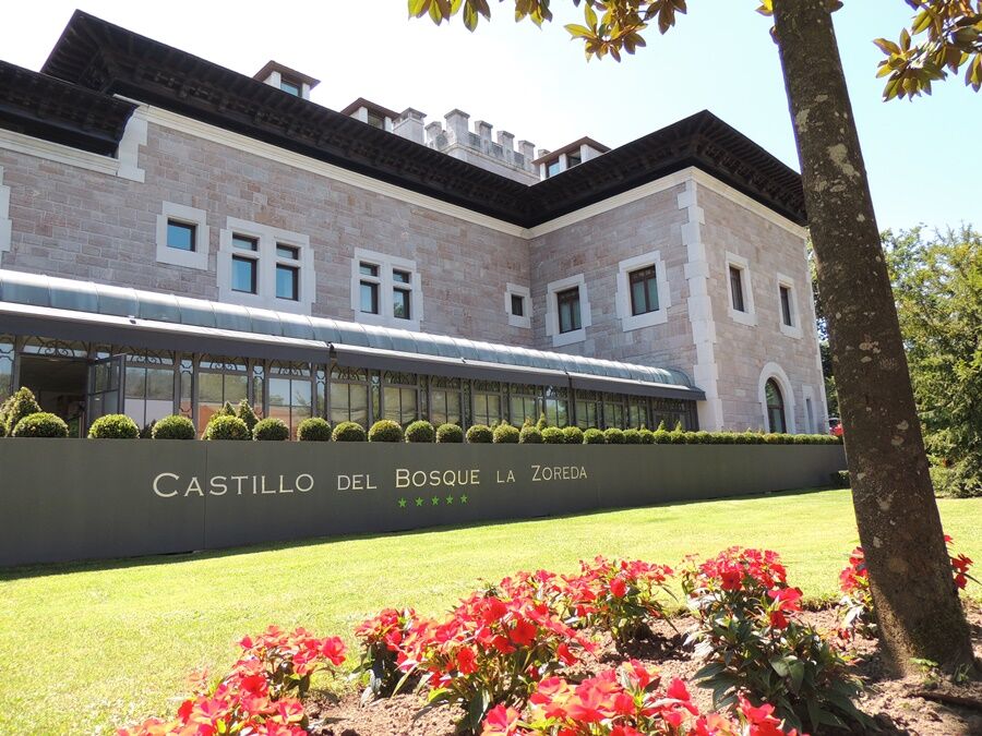Castillo Del Bosque La Zoreda Oviede Extérieur photo